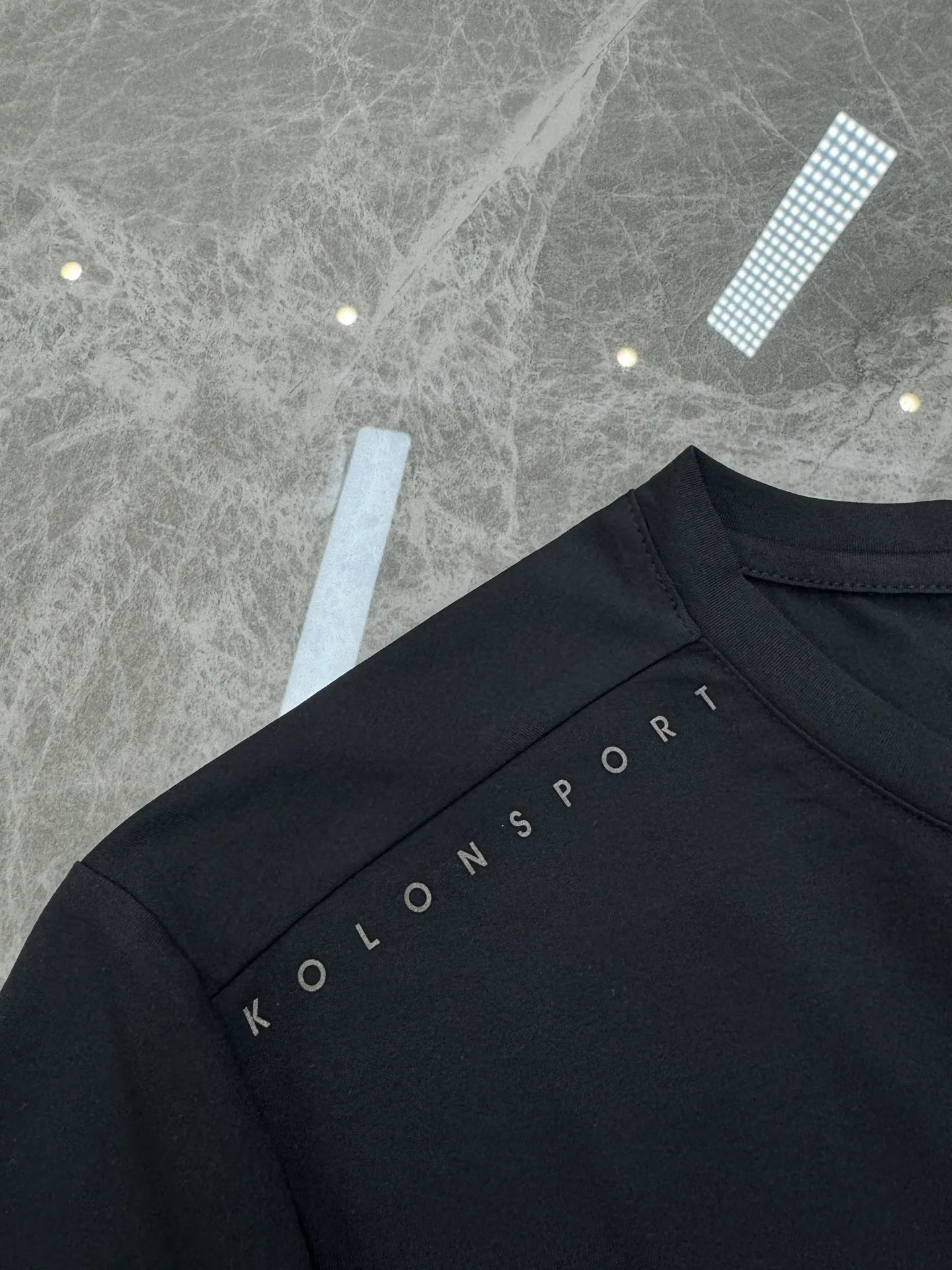 190 ⚜️Buy it if you know the goods! Kolon Sport Kolon Outdoor New Arrival T-shirt. Original product recommendation ❤️ Can be matched as a set. Regular fit outdoor T-shirt. Three-dimensional cutting design. Sports style rhythmic line matching. Comfortable and decent! Original professional outdoor high-tech polyester fabric! Multiple outdoor features. Touch and texture. Breathable holes on both sides. Complete three-dimensional cutting! The fabric is stiff and ribbed. Comfortable and stretchy. Skin-friendly, breathable, cool and comfortable. The three-dimensional upper body is super beautiful, a unique design. All three standards are included. Color: Black.Light Gray.White.Green.Sizes: M-3XL (4xl can be customized) 175/140 pounds recommended L